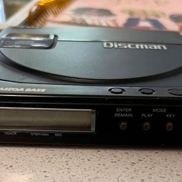 Sony D-9 Discman Mega Bass Vintage CD Compact Disc Player - Picture 2 of 5